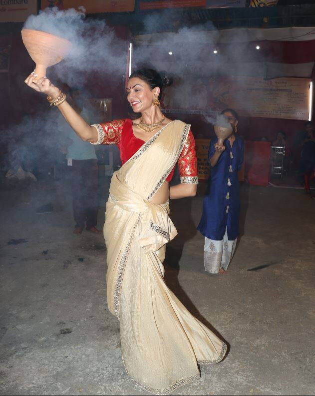 इस पारंपरिक नृत्य के दौरान सुष्मिता सेन बेहद खुश नज़र आईं. (तस्वीर: मानव मंगलानी)