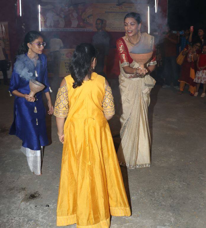 नवरात्रि के मौके पर हर साल सुष्मिता इसी तरह जश्न के रंग में रंगी नज़र आती हैं, लेकिन इस साल उन्होंने पांडाल में अपनी बेटियों के साथ धुनुची डांस भी किया. (तस्वीर: मानव मंगलानी)
