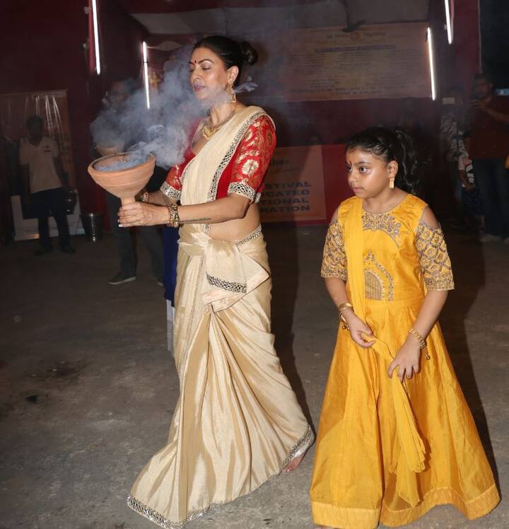 आरती के दौरान नाचने के साथ साथ कई तरह के करतब भी किए जाते हैं. (तस्वीर: मानव मंगलानी)