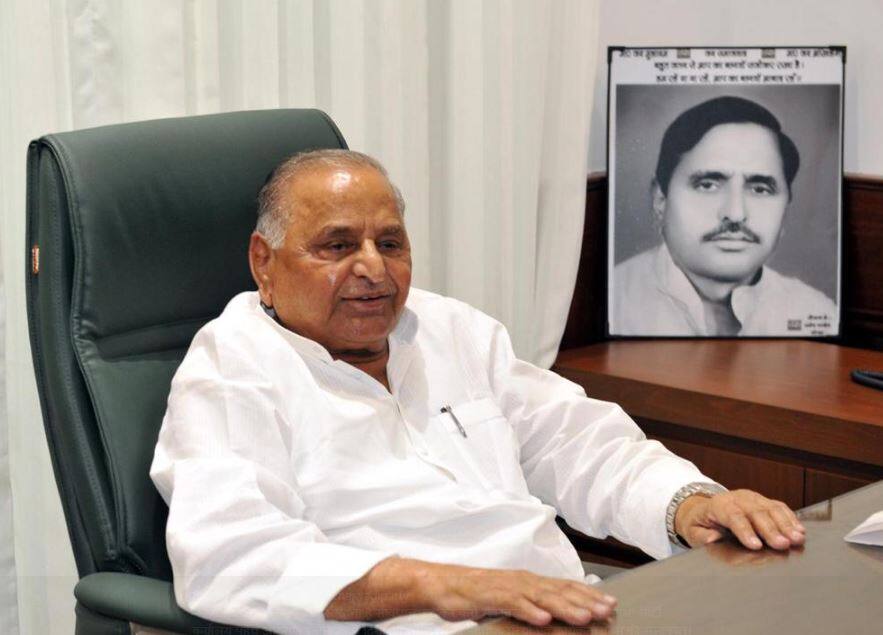 मुलायम सिंह ने बढ़ाया सस्पेंस: कभी अखिलेश के साथ हो जाते हैं तो कभी शिवपाल के साथ मंच पर नजर आते हैं Mulayam Singh yadav raised the suspense after reaching Samajwadi Party office मुलायम सिंह ने बढ़ाया सस्पेंस: कभी अखिलेश के साथ हो जाते हैं तो कभी शिवपाल के साथ मंच पर नजर आते हैं