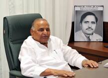 मुलायम सिंह ने बढ़ाया सस्पेंस: कभी अखिलेश के साथ हो जाते हैं तो कभी शिवपाल के साथ मंच पर नजर आते हैं