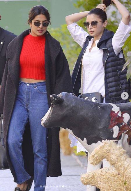 बता दें कि आलिया और प्रियंका की इन तस्वीरों को सोशल मीडिया पर काफी पसंद किया जा रहा है. (Photo: Instagram)