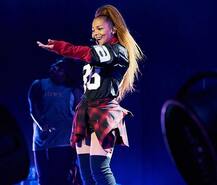 जब इस सिंगर को फैन ने गिफ्ट की सीमन से भरा जार