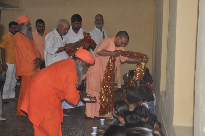  दुर्गापूजा के नवमी को योगी आदित्यनाथ ने कन्या पूजन किया. गोरखनाथ मंदिर में पूरे विधि विधान के साथ कन्या भोज का आयोजन किया गया. योगी ने दोपहर बाद नौ कन्याओं के पैर धोये, उनके माथे पर तिलक लगाया. सबको ख़ुद चुनरी ओढ़ाई और फिर सभी कन्याओं को बैठा कर भोजन करवाया. कन्याओं को खाने में पूड़ी, खीर और हलवा परोसा गया.
