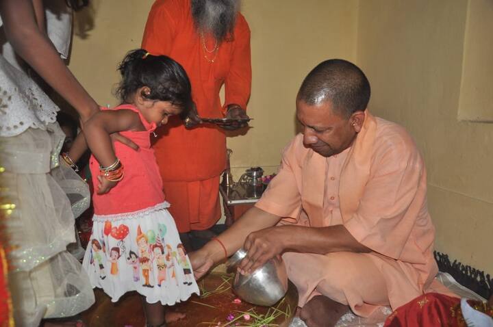 यूपी के मुख्यमंत्री योगी आदित्यनाथ हर साल नवरात्रि में उपवास करते हैं. पिछले तीन दिनों से वे गोरखपुर में हैं. दशहरा के पहले दिन उन्होंने मंदिर में कलश स्थापना की थी. 