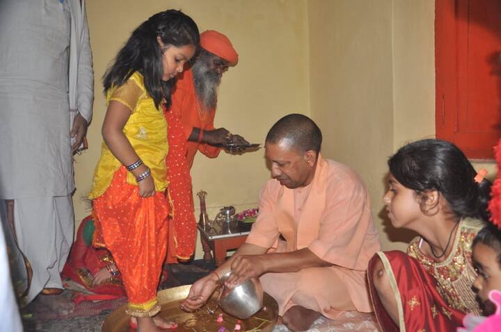 मुख्यमंत्री योगी आदित्यनाथ सप्तमी को ही वे यहां आ गए थे. तब से हर दिन वे हवन और पूजा पाठ कर रहे हैं. 