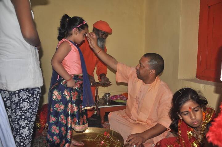 नवमी के दिन भी सवेरे उन्होंने दुर्गा सप्तशती का पाठ किया और फिर दोपहर बाद कन्या पूजन किया. उन्हें भोजन कराने के बाद योगी ने सबकी आरती भी उतारी. फिर दान दक्षिणा देकर उन्हें विदा किया. 