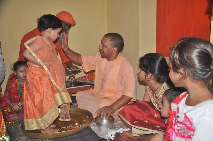 इस मौक़े पर योगी ने कहा कि कन्या पूजन आध्यात्मिक अनुष्ठान के साथ-साथ सामाजिक एकता से राष्ट्र को मज़बूत करने का अवसर भी है. उन्होंने बताया कि जिस समाज में बेटियों का सम्मान होगा, वही समाज आगे बढ़ेगा. 