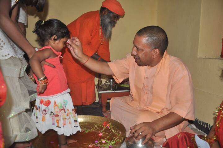 योगी ने कहा कि अगर सभी परिवार महिला सुरक्षा के लिए संकल्प कर लें तो महिलाओं के ख़िलाफ़ अपराध ख़त्म हो जायेगा.