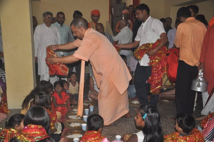 बता दें कि विजयादशमी के दिन गोरखनाथ मंदिर में बड़ा भव्य कार्यक्रम होता है. योगी आदित्यनाथ तो नाथ संप्रदाय के महंत हैं. उनकी अगुवाई में उस दिन शोभा यात्रा निकलती है. शाम में साधु संतों और आम नागरिकों के लिए भोज आयोजित किया जाता है. दोपहर 1 से 3 बजे तक योगी आदित्यनाथ का चिलक समारोह होगा. जिसमें लोग उन्हें तिलक लगायेंगे.