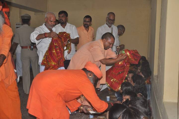 विजयादशमी के दिन शाम को शोभा यात्रा निकलतकर गोरखनाथ मंदिर से मानसरोवर मंदिर तक जाती है. जहं योगी भगवान राम का तिलक कर उनकी पूरी विधिविधान से पूजा करते हैं. 