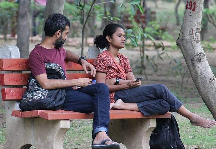 कई बार रिश्ते में दरार का कारण आपकी सिर्फ एक छोटी सी आदत भी बन सकती है. जी हां, आज हम आपको बता रहे हैं वो कौन सी आदत है जिसमें सुधार   कर आप अपने रिश्ते को ना सिर्फ बचा सकते हैं बल्कि उसे हेल्दी भी रख सकते हैं. चलिए जानते हैं इस बारे में. फोटोः गूगल फ्री इमेज