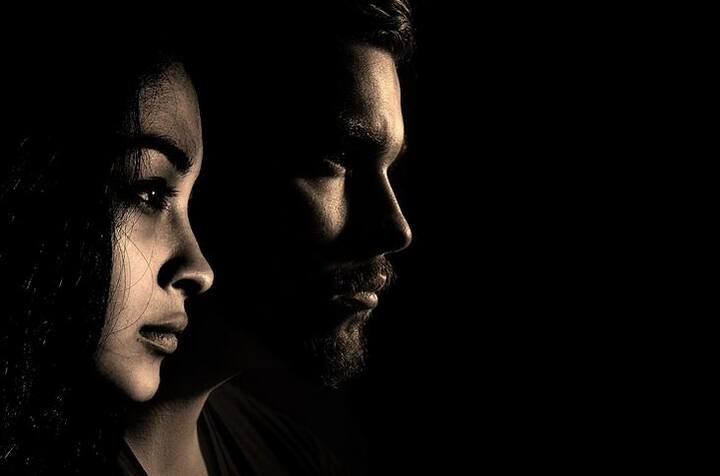 ऐसी स्थिति में शोधकर्ता मेरिडिथ डेविड का कहना है कि स्मार्टफोन की वजह से लोगों की खुशियां छिन रही हैं. साथ ही इससे रिलेशनशिप में भी दरार आ रही हैं.   ऐसे में लोगों को वचुर्अल वर्ल्ड से ज्यादा लोगों को रीयल वर्ल्ड में रहने में अधिक समय बिताना चाहिए. फोटोः गूगल फ्री इमेज 