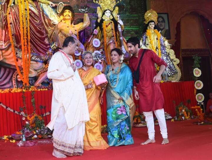 अभिनेत्री जया बच्चन जुहू स्थित इस दुर्गा पंडाल पहुंचीं.