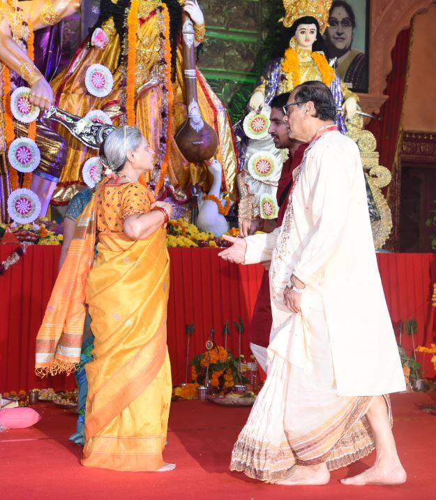 जया बच्चन इससे पहले अमिताभ बच्चन और बेटी श्वेता के साथ कल भी पंडाल पहुंची थीं.