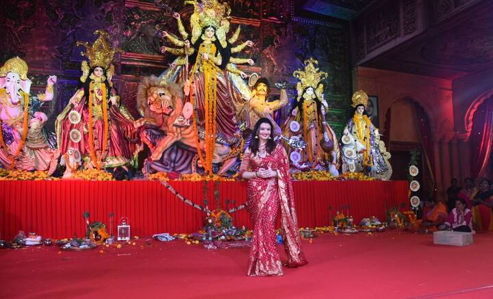 अभिनेत्री दीपशिखा भी यहां नज़र आईं.