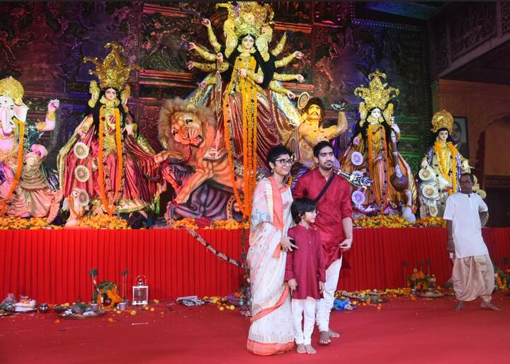 आमिर खान की पत्नी किरण राव भी बेटे के साथ पंडाल पहुंचीं.