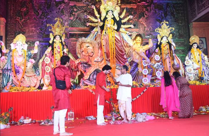 अभिनेता वरुण धवन भी दुर्गा पंडाल पहुंचे और पूजा की.