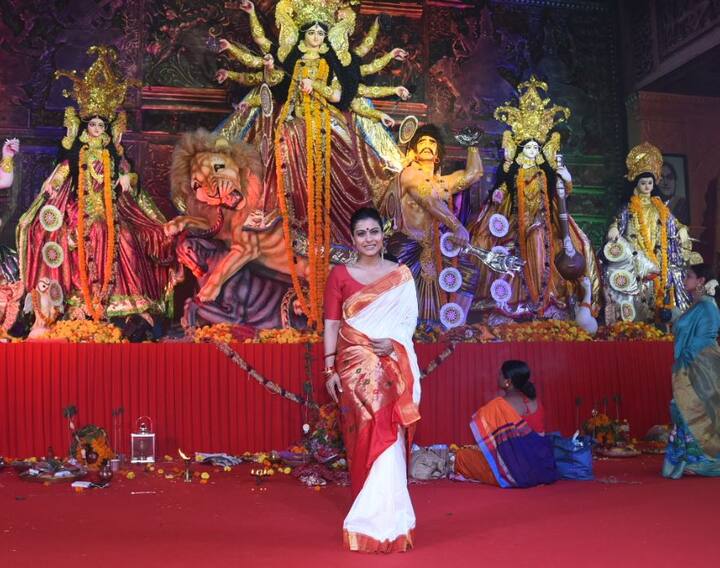 अभिनेत्री काजोल भी यहां ट्रेडिशनल अवतार में पहुंचीं और मां की आराधना की.