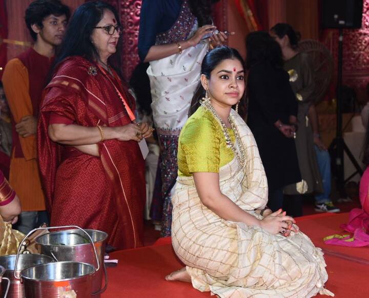 टीवी एक्ट्रेस सुमोना भी यहां मौजूद थीं.