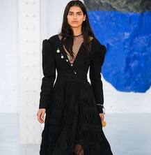 इतनी हॉट है ये इंडियन मॉडल कि विदेशी हसीनाओं को भी अपनी अदाओं से देती है मात