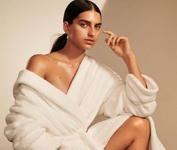 सैफरॉन अपने खाली वक्त में किताबें पढ़ना पसंद करती हैं. फोटोः इंस्टाग्राम