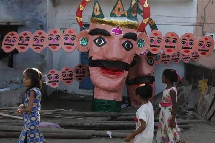 यूनेस्को से सम्मानित है उत्तराखंड की रामलीला, जानें देश के बाकी हिस्सों में कैसे मनाते हैं विजयदशमी How is Dusshera celebrated all over the country? यूनेस्को से सम्मानित है उत्तराखंड की रामलीला, जानें देश के बाकी हिस्सों में कैसे मनाते हैं विजयदशमी