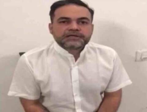 बंदूक तानने वाले आशीष ने पुलिस से कहा- पकड़े जाने के डर से इधर-उधर रुकता रहा बंदूक तानने वाले आशीष ने पुलिस से कहा- पकड़े जाने के डर से इधर-उधर रुकता रहा