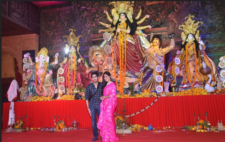 यहां कैटरीना फिल्ममेकर अयान मुखर्जी के साथ पोज देती भी नज़र आईं.