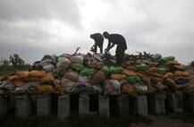 पाकिस्तान एंटी-नारकोटिक्स फोर्स ने लगाई आग