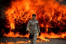 पाकिस्तान एंटी-नारकोटिक्स फोर्स ने लगाई आग