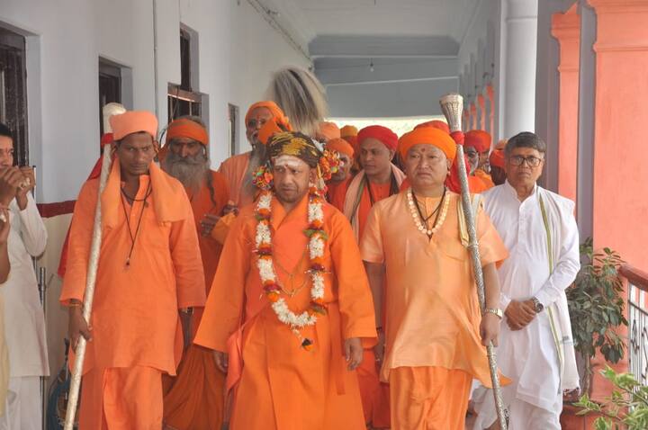 विजयदशमी और दशहरे के मौके पर मुख्यमंत्री योगी आदित्यनाथ ने विशेष अनुष्ठान और पूजन किया. इस दिन उन्होंने पहले मुख्य मंदिर और उसके बाद परिसर में स्थित अन्य मंदिरों में विशेष पूजन किया. इस भव्य आयोजन को देखने के लिए सैकड़ों की संख्या में श्रद्धालु उपस्थित रहे.
