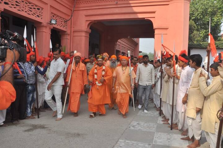 भक्ति गीत और संगीत के बीच बैंड की धुन से लोगों के बीच भक्ति और उत्साह संचारित होता रहा. गोरक्षपीठ के महंत मुख्यमंत्री योगी आदित्यनाथ आज विशेष वेशभूषा में नजर आए. इस दिन गोरक्षपीठ में विशेष आयोजन दिनभर चलता है. योगी आदित्यनाथ नाथ सम्प्रदाय के संत और गोरक्षपीठ के महंत हैं.