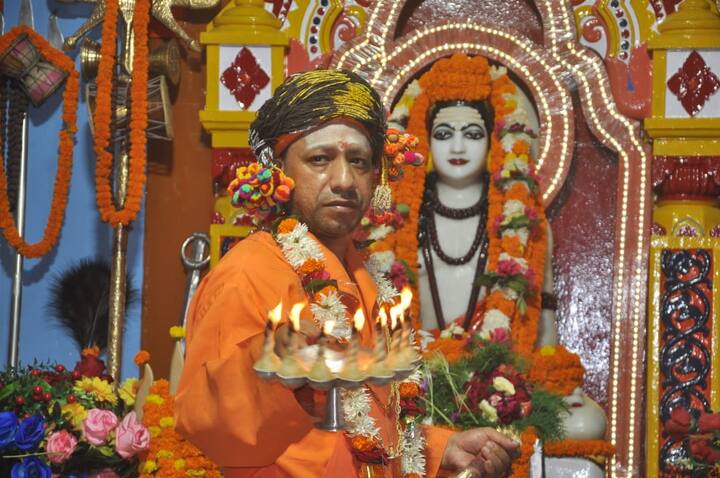 महंत होने के नाते उनके दायित्व भी बड़े हैं. आज वे पीठ के महंत होने के नाते विशेष वेश-भूषा में अनुष्ठान और पूजन-अर्चन करते हैं. सुबह 9 बजे से ये आयोजन शुरू हुआ. योगी आदित्यनाथ आगे-आगे और उनकी सेना पीछे-पीछे भाला और अन्य अस्त्र-शस्त्रों के साथ चलती रही. पटाखे और गाजे-बाजे के बीच गोरक्षपीठाधीश्वर ने पहले मुख्य मंदिर और उसके बाद अन्य मंदिरों में अनुष्ठान और पूजन किया.