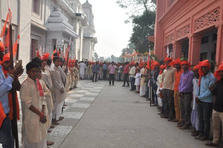 विजयदशमी के दिन आज उत्तर प्रदेश के मुख्यमंत्री योगी आदित्यनाथ एक अलग ही भूमिका में नजर आ रहे हैं. योगी आदित्यनाथ आज एक मुख्यमंत्री नहीं बल्कि गोरक्षपीठ के पीठाधीश्वर की भूमिका में हैं. एक विशेष तरह का वेश धारण किए हुए योगी आदित्यनाथ आज गोरक्षपीठ के गुरु गोरखनाथ मंदिर में विशेष पूजा कर रहे हैं.