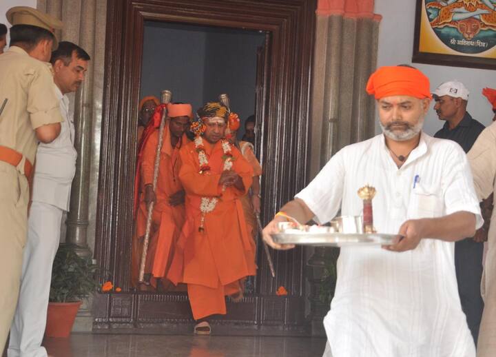 माना जाता है कि जो गोरक्षपीठ का महंत होता है वह विजयदशमी के दिन एक राजा की भूमिका में होता है और योगी आदित्यनाथ उसी भूमिका का निर्वहन कर रहे हैं. जिससे राजा के साथ सेना होती है, उसी तरह से आज गोरक्षपीठ में भी कई सब लोग हाथों में तलवार भाला और फरसा लेकर अपने राजा योगी आदित्यनाथ की सुरक्षा में खड़े हैं.