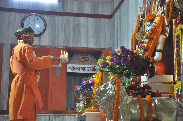 आज गुरु गोरखनाथ की पूजा-अर्चना के बाद योगी आदित्यनाथ ने परिसर में बने सभी मंदिरों में जाकर पूजा-अर्चना की. नौ दिन तक जो कलश स्थापित किया जाता है, आज उसका वे विसर्जन भी करेंगे. यहां से मुख्यमंत्री योगी आदित्यनाथ एक बार फिर से अपने कक्ष में जाएंगे और दोपहर 1:00 बजे से उनका तिलक पूजन का कार्यक्रम होगा. जो अपराह्न 3 बजे तक चलेगा.