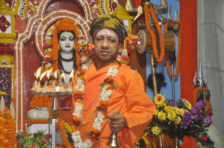 शस्‍त्र पूजा के बाद शोभायात्रा निकाली जाएगी. शाम 4 बजे योगी की भव्य विजय शोभा-यात्रा के रूप में पुराना गोरखपुर स्थित मानसरोवर मन्दिर के लिए प्रस्थान करेंगी. वहां पर भगवान शंकर सहित सभी देव-विग्रहों का पूजन, आरती के उपरान्त सवारी श्रीरामलीला मैदान पहुंचेगी. यहां योगी भगवान श्रीराम का राजतिलक करेंगे. इसके बाद शोभा-यात्रा गोरखनाथ मन्दिर में वापस आयेगी.
