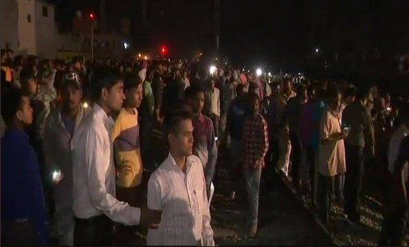 कुछ लोग कुचले गए कुछ दूसरे ट्रैक पर चले गए. इसके बाद दूसरे ट्रैक पर भी ट्रेन आ गई. (Photo: ANI)