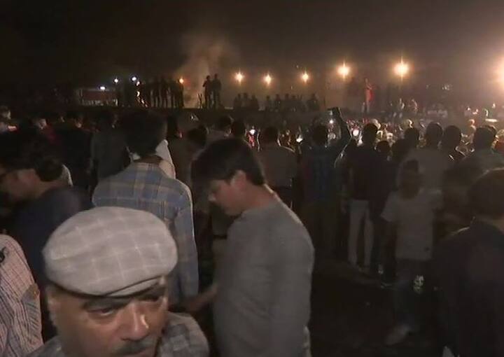 मरने वालों में ज्यादातर लोग उत्तर प्रदेश और बिहार के बताए जा रहे हैं. (Photo: ANI)