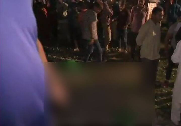 पंजाब के अमृतसर में बड़ा ट्रेन हादसा हो गया है. जौड़ा फाटक के पास हुए इस हादसे में 50 से ज्यादा लोगों के मरने की खबर है. ये आंकड़ा बढ़ने की आशंका है. ये हादसा ऐसे वक्त में हुआ जब लोग रेल की पटरियों पर खड़े होकर दशहरे के जश्न में डूबे थे, तभी पटरियों की दोनों तरफ से ट्रेनें आ गई, जिसने कई लोगों की जान ले ली है. आगे कि स्लाइड्स में जानिए इस हादसे से जुड़ी पांच बड़ी बातें. (Photo: ANI)