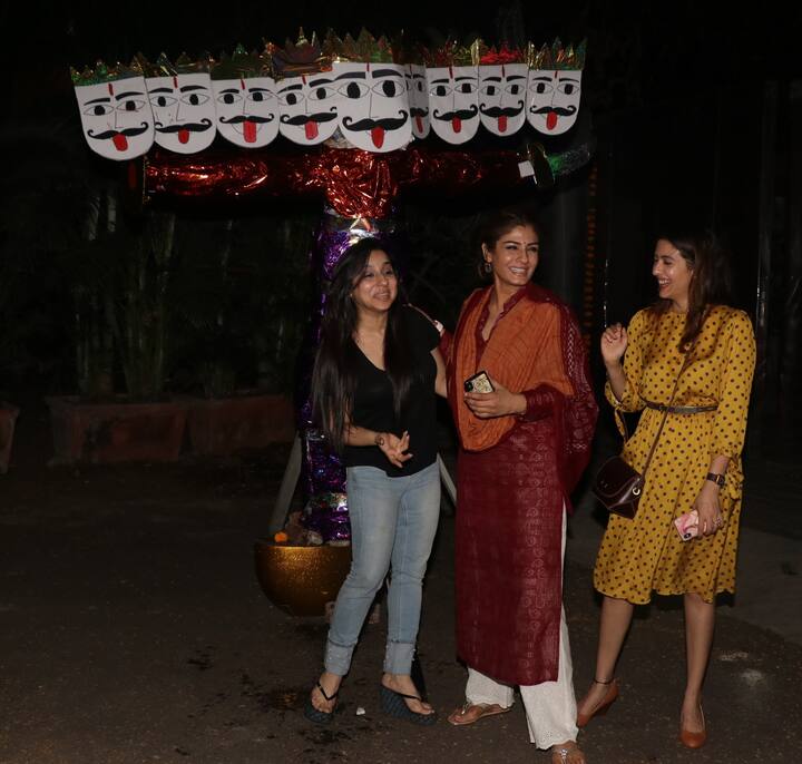 बॉलीवुड अभिनेत्री रवीना टंडन ने अपने घर पर परिवार दोस्तों और करीबियों के साथ दशहरा सेलिब्रेट किया. इसके लिए उन्होंने रावण दहन भी किया जिसकी तस्वीरें हम आपके लिए लाए हैं. तो देर किस बात की आगे की स्लाइड्स का रूख करके देखिए इस सेलिब्रेशन बेहद खूबसूरत तस्वीरें. (तस्वीर: मानव मंगलानी)