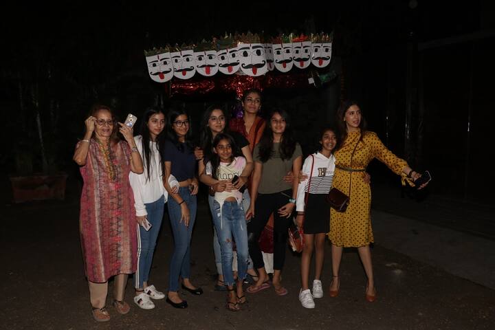 रवीना टंडन और उनके बच्चे इस दौरान काफी एक्साइटेड दिखाई दे रहे थे. (तस्वीर: मानव मंगलानी)