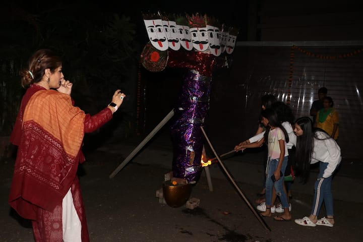 इस दौरान रवीना बच्चों के साथ ही थी और उन्हें सावधानी से आग लगाने की हिदायत दे रही थीं. (तस्वीर: मानव मंगलानी)