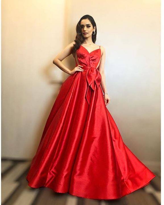 इसके साथ ही मानुषी रेड गाउन में एक अलग पोज़ देती हुई दिखीं. तस्वीर: इंस्टाग्राम