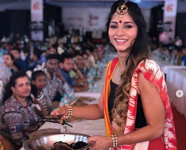 In Pics: दुर्गा पूजा पंडाल पहुंचीं काजोल की बहन तनीषा मुखर्जी, भंडारे में सबको खिलाया खाना kajol sister tanisha mukerjee serving food at durga pooja see beautiful photos from pandal in saree In Pics: दुर्गा पूजा पंडाल पहुंचीं काजोल की बहन तनीषा मुखर्जी, भंडारे में सबको खिलाया खाना