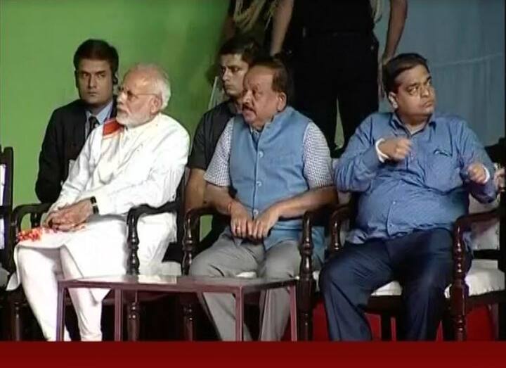 इस दौरान कैबिनट मंत्री हर्षवर्धन, दिल्ली अध्यक्ष मनोज तिवारी पीएम के साथ मंच साझा करते दिखे. 