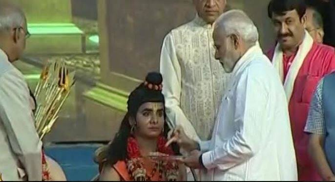 इससे पहले पीएम मोदी ने राम और लक्ष्मण को तिलक लगाया.