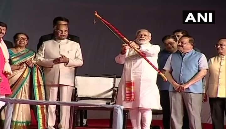 इस मौके पर हर साल दिल्ली के रामलीला मैदान में रावण वध कार्यक्रम में देश के पीएम नरेंद्र मोदी ने रावण पर तीर चलाई. जिसके बाद रावण का दहन हो गया.  
