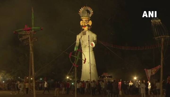  यह तस्वीर उत्तराखंड के देहरादून से है जिसमें एक अलग अंदाज़ में रावण दहन देखने को मिला.